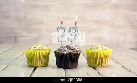 Alles gute zum Geburtstag Muffins mit Kerzen mit der Nummer. Speicherplatz für die Kartenkopie mit PIEs für Herzlichen Glückwunsch. Stockfoto