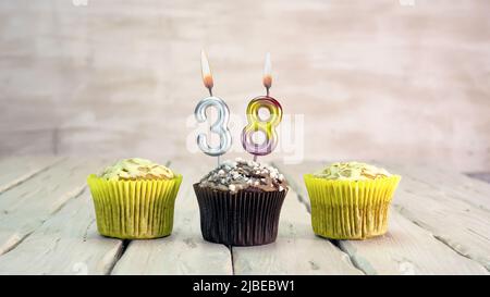 Alles gute zum Geburtstag Muffins mit Kerzen mit der Nummer. Speicherplatz für die Kartenkopie mit PIEs für Herzlichen Glückwunsch. Stockfoto