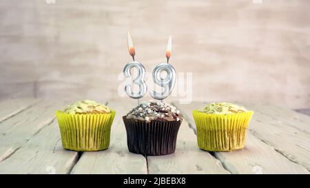 Alles gute zum Geburtstag Muffins mit Kerzen mit der Nummer. Speicherplatz für die Kartenkopie mit PIEs für Herzlichen Glückwunsch. Stockfoto