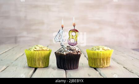 Alles gute zum Geburtstag Muffins mit Kerzen mit der Nummer. Speicherplatz für die Kartenkopie mit PIEs für Herzlichen Glückwunsch. Stockfoto