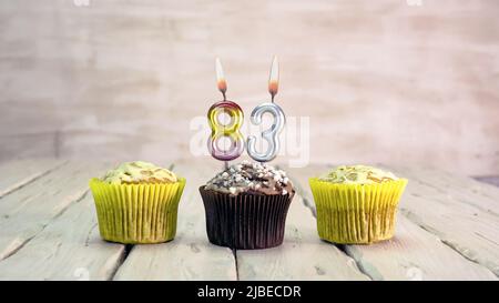 Alles gute zum Geburtstag Muffins mit Kerzen mit der Nummer. Speicherplatz für die Kartenkopie mit PIEs für Herzlichen Glückwunsch. Stockfoto