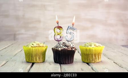 Alles gute zum Geburtstag Muffins mit Kerzen mit der Nummer. Speicherplatz für die Kartenkopie mit PIEs für Herzlichen Glückwunsch. Stockfoto