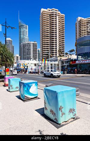 Queensland Australien / Hochhaus-Apartments dominieren die Skyline von Surfers Paradise. Stockfoto