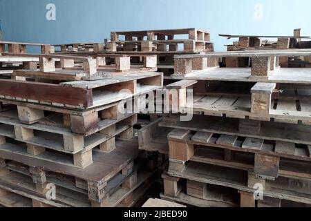 Stapel von alten Holzpaletten Stockfoto