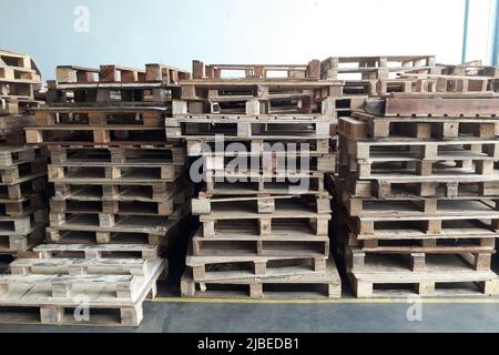 Stapel von alten Holzpaletten Stockfoto