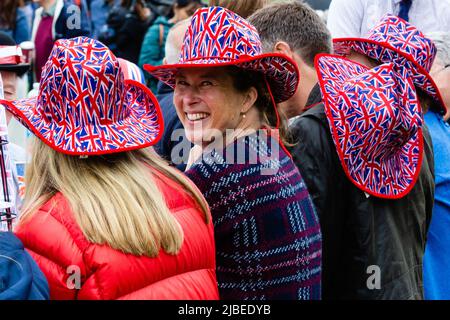 Windsor, Großbritannien. 5.. Juni 2022. Anwohner mit Union Jack-Hüten nehmen an einem Platinum Jubilee Big Lunch auf dem Long Walk im Windsor Great Park Teil, um das Platinum Jubilee von Königin Elizabeth II. Zu feiern. Die Initiative „Big Lunch“, um die Gemeinden zu ermutigen, ihre Verbindungen zu feiern, begann im Jahr 2009 und war das erste Mal, dass die Veranstaltung auf dem Long Walk stattgefunden hatte. Kredit: Mark Kerrison/Alamy Live Nachrichten Stockfoto