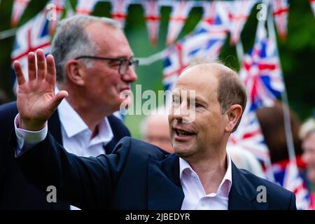 Windsor, Großbritannien. 5.. Juni 2022. Der Earl of Wessex winkt den Anwohnern zu, die anlässlich des Platin-Jubiläums von Queen Elizabeth II. Auf dem Long Walk im Windsor Great Park an einem Platinum Jubilee teilnehmen. Die Initiative „Big Lunch“, um die Gemeinden zu ermutigen, ihre Verbindungen zu feiern, begann im Jahr 2009 und war das erste Mal, dass die Veranstaltung auf dem Long Walk stattgefunden hatte. Kredit: Mark Kerrison/Alamy Live Nachrichten Stockfoto