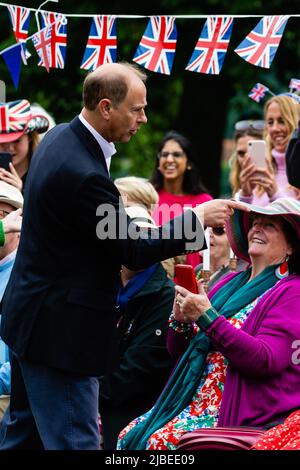 Windsor, Großbritannien. 5.. Juni 2022. Der Earl of Wessex spricht mit Anwohnern, die anlässlich des Platin-Jubiläums von Queen Elizabeth II. An einem „Platinum Jubilee Big Lunch“ auf dem Long Walk im Windsor Great Park teilnehmen. Die Initiative „Big Lunch“, um die Gemeinden zu ermutigen, ihre Verbindungen zu feiern, begann im Jahr 2009 und war das erste Mal, dass die Veranstaltung auf dem Long Walk stattgefunden hatte. Kredit: Mark Kerrison/Alamy Live Nachrichten Stockfoto