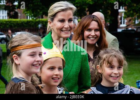 Windsor, Großbritannien. 5.. Juni 2022. Die Gräfin von Wessex posiert mit einheimischen Kindern, die in historischen Kostümen gekleidet sind, während des Platinum Jubilee Big Lunch auf dem Long Walk im Windsor Great Park zum Platin-Jubiläum von Königin Elizabeth II. Die Initiative „Big Lunch“, um die Gemeinden zu ermutigen, ihre Verbindungen zu feiern, begann im Jahr 2009 und war das erste Mal, dass die Veranstaltung auf dem Long Walk stattgefunden hatte. Kredit: Mark Kerrison/Alamy Live Nachrichten Stockfoto