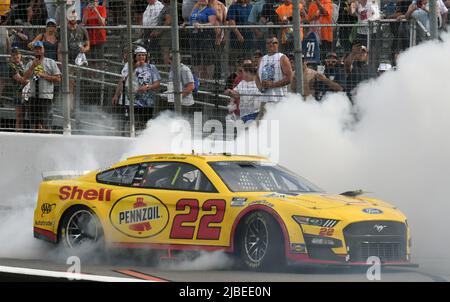 Madison, Usa. 05.. Juni 2022. NASCAr-Fahrer Joey Logano aus Middletown, CT, hat am Sonntag, den 5. Juni 2022, beim World Wide Technology Raceway in Madison, IL, einen Burnout gemacht, nachdem er die Enjoy Illinois 300 NASCAr Cup-Serie im Shell-Penzoil Ford gewonnen hat. Foto von Bill Gutweiler/UPI Credit: UPI/Alamy Live News Stockfoto