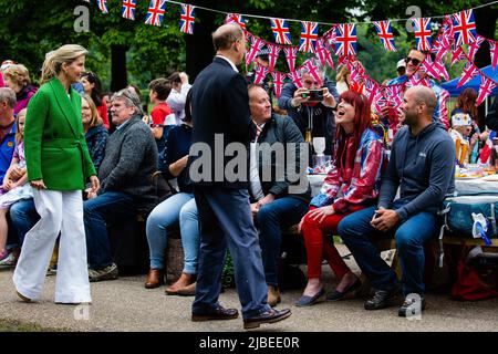 Windsor, Großbritannien. 5.. Juni 2022. Der Earl und die Gräfin von Wessex sprechen mit Anwohnern, die anlässlich des Platin-Jubiläums von Königin Elizabeth II. An einem „Platinum Jubilee Big Lunch“ auf dem Long Walk im Windsor Great Park teilnehmen. Die Initiative „Big Lunch“, um die Gemeinden zu ermutigen, ihre Verbindungen zu feiern, begann im Jahr 2009 und war das erste Mal, dass die Veranstaltung auf dem Long Walk stattgefunden hatte. Kredit: Mark Kerrison/Alamy Live Nachrichten Stockfoto