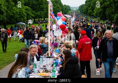 Windsor, Großbritannien. 5.. Juni 2022. Anwohner nehmen an einem Platinum Jubilee Big Lunch auf dem Long Walk im Windsor Great Park Teil, um Queen Elizabeth zu feiern Stockfoto