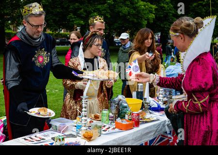 Windsor, Großbritannien. 5.. Juni 2022. Anwohner in Kostümen nehmen an einem Platinum Jubilee Big Lunch auf dem Long Walk im Windsor Great Park Teil Stockfoto