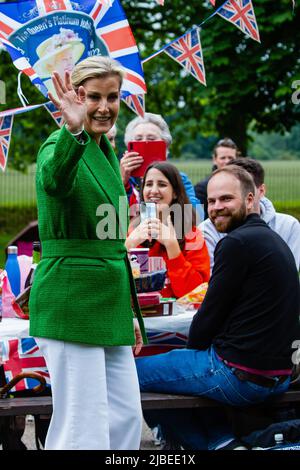 Windsor, Großbritannien. 5.. Juni 2022. Die Gräfin von Wessex winkt den Anwohnern zu, die an einem Platinum Jubilee Big Lunch auf dem Long Walk in Windsor G teilnehmen Stockfoto