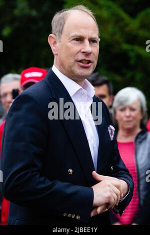 Windsor, Großbritannien. 5.. Juni 2022. Der Earl of Wessex begrüßt die Anwohner, die an einem Platinum Jubilee Big Lunch auf dem Long Walk in Winds teilnehmen Stockfoto
