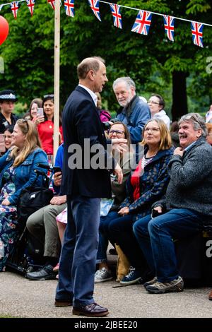 Windsor, Großbritannien. 5.. Juni 2022. Der Earl of Wessex spricht mit Anwohnern, die an einem Platinum Jubilee Big Lunch auf dem Long Walk in Windsor Grea teilnehmen Stockfoto