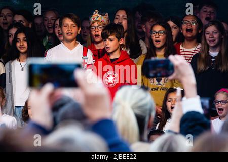 Windsor, Großbritannien. 5.. Juni 2022. Lokale Schüler singen während eines „Platinum Jubilee Big Lunch“ auf dem „Long Walk“ im Windsor Great Park, um Queen Elizab zu feiern Stockfoto
