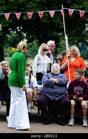 Windsor, Großbritannien. 5.. Juni 2022. Die Gräfin von Wessex spricht mit Anwohnern, die an einem Platinum Jubilee Big Lunch auf dem Long Walk in Windsor teilnehmen Stockfoto