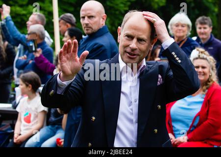 Windsor, Großbritannien. 5.. Juni 2022. Der Earl of Wessex winkt den Anwohnern zu, die an einem Platinum Jubilee Big Lunch auf dem Long Walk in Windsor Great teilnehmen Stockfoto