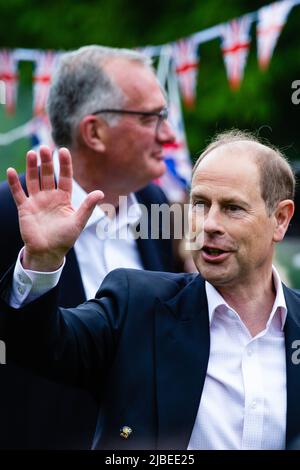 Windsor, Großbritannien. 5.. Juni 2022. Der Earl of Wessex winkt den Anwohnern zu, die an einem Platinum Jubilee Big Lunch auf dem Long Walk in Windsor Great teilnehmen Stockfoto