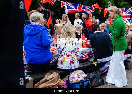 Windsor, Großbritannien. 5.. Juni 2022. Die Gräfin von Wessex spricht mit Anwohnern, die an einem Platinum Jubilee Big Lunch auf dem Long Walk in Windsor teilnehmen Stockfoto