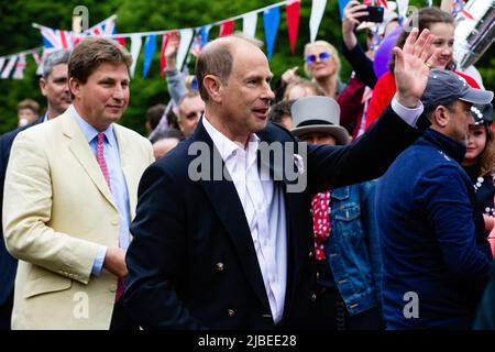 Windsor, Großbritannien. 5.. Juni 2022. Der Earl of Wessex winkt, als er mit den Anwohnern spricht, die an einem Platinum Jubilee Big Lunch on the Long teilnehmen Stockfoto