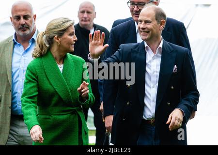 Windsor, Großbritannien. 5.. Juni 2022. Der Graf und die Gräfin von Wessex ziehen um mit den Anwohnern zu sprechen, die an einem Platinum Jubilee Big Lunch auf The Long teilnehmen Stockfoto