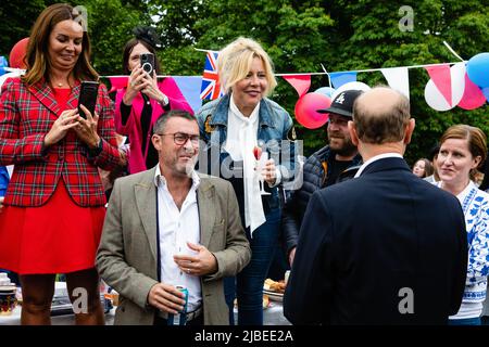 Windsor, Großbritannien. 5.. Juni 2022. Der Earl of Wessex spricht mit Anwohnern, die an einem Platinum Jubilee Big Lunch auf dem Long Walk in Windsor Grea teilnehmen Stockfoto