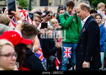 Windsor, Großbritannien. 5.. Juni 2022. Der Earl of Wessex begrüßt die Besucher zum Platinum Jubilee Big Lunch auf dem Long Walk im Windsor Great Park, um Queen zu markieren Stockfoto