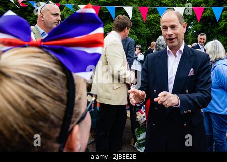Windsor, Großbritannien. 5.. Juni 2022. Der Earl of Wessex spricht beim Platinum Jubilee Big Lunch auf dem Long Walk mit einem jungen Mädchen, das ein Union Jack-Band trägt Stockfoto
