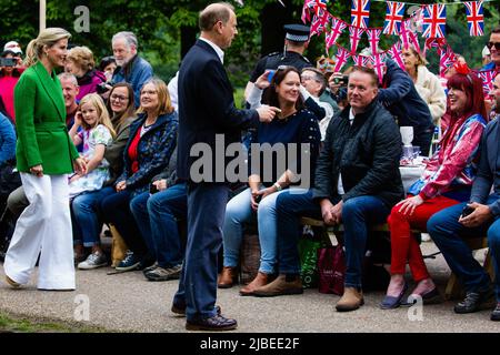 Windsor, Großbritannien. 5.. Juni 2022. Der Earl und die Gräfin von Wessex sprechen mit Anwohnern, die an einem Platinum Jubilee Big Lunch auf dem Long Walk in teilnehmen Stockfoto