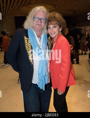 Paris : 'Jeux artistiques' au carrousel du Louvre, introduit par l'ambassadeur de Chine et organisé par Anath Tordjman-Compagnon. Stockfoto