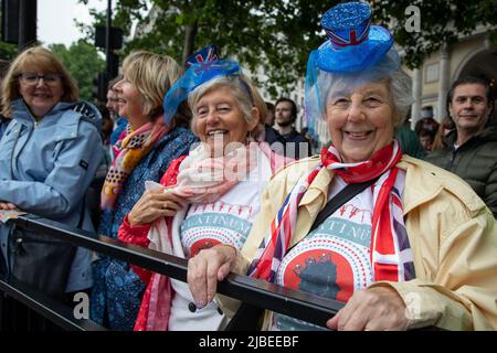 London, Großbritannien. 5.. Juni 2022. Zwei Damen sind den ganzen Weg von Hartlepool nach London gekommen, um an den Platinum Jubilee Celebrations teilzunehmen. Die Platinum Jubilee Pageant findet im Zentrum von London statt, um die 70-jährige Thronbesteigung Ihrer Majestät zu feiern. Die Parade von 3km wird von dem goldenen Staatswagen geführt, einem 260 Jahre alten Wagen, der die Königin zu und von ihrer Krönung im Jahr 1953 trug. Quelle: Kiki Streitberger / Alamy Live News Stockfoto