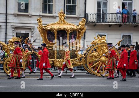 London, Großbritannien. 5.. Juni 2022. Die Platinum Jubilee Pageant findet im Zentrum von London statt, um die 70-jährige Thronbesteigung Ihrer Majestät zu feiern. Die Parade von 3km wird von dem goldenen Staatswagen geführt, einem 260 Jahre alten Wagen, der die Königin zu und von ihrer Krönung im Jahr 1953 trug. In der Kutsche ist ein Hologramm, das die Königin am Tag ihrer Krönung zeigt, die der Menge zuwinkt. Quelle: Kiki Streitberger / Alamy Live News Stockfoto