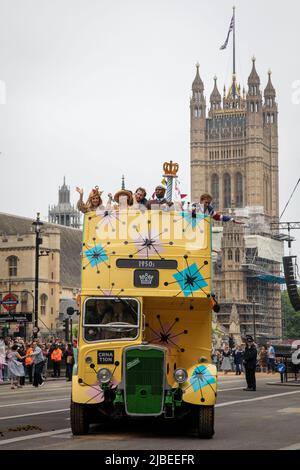 London, Großbritannien. 5.. Juni 2022. Sir Cliff Richard und Chris Eubank sitzen auf einem Doppeldeckerbus, um den 1950s im Rahmen der Platinum Jubilee Pageant zu feiern, die im Zentrum von London stattfindet, um die 70 Jahre auf dem Thron Ihrer Majestät zu feiern. Die Parade von 3km wird von dem goldenen Staatswagen geführt, einem 260 Jahre alten Wagen, der die Königin zu und von ihrer Krönung im Jahr 1953 trug. Quelle: Kiki Streitberger / Alamy Live News Stockfoto