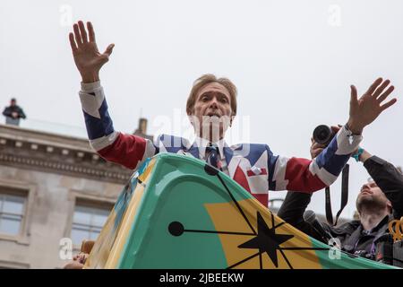 London, Großbritannien. 5.. Juni 2022. Sir Cliff Richard winkt von der Spitze eines Doppeldeckerbusses, um die 1950s im Rahmen der Platinum Jubilee Pageant zu feiern, die im Zentrum von London stattfindet, um die 70 Jahre auf dem Thron Ihrer Majestät zu feiern. Die Parade von 3km wird von dem goldenen Staatswagen geführt, einem 260 Jahre alten Wagen, der die Königin zu und von ihrer Krönung im Jahr 1953 trug. Quelle: Kiki Streitberger / Alamy Live News Stockfoto