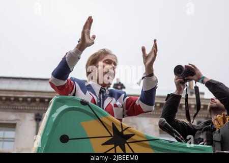 London, Großbritannien. 5.. Juni 2022. Sir Cliff Richard winkt von der Spitze eines Doppeldeckerbusses, um die 1950s im Rahmen der Platinum Jubilee Pageant zu feiern, die im Zentrum von London stattfindet, um die 70 Jahre auf dem Thron Ihrer Majestät zu feiern. Die Parade von 3km wird von dem goldenen Staatswagen geführt, einem 260 Jahre alten Wagen, der die Königin zu und von ihrer Krönung im Jahr 1953 trug. Quelle: Kiki Streitberger / Alamy Live News Stockfoto