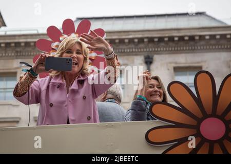 London, Großbritannien. 5.. Juni 2022. Die ehemalige TV-Moderatorin Anthea Turner winkt aus einem offenen Bus, der Teil der Platinum Jubilee Pageant ist, die anlässlich der 70-jährigen Thronbesteigung Ihrer Majestät im Zentrum von London stattfand. Die Parade von 3km wird von dem goldenen Staatswagen geführt, einem 260 Jahre alten Wagen, der die Königin zu und von ihrer Krönung im Jahr 1953 trug. Quelle: Kiki Streitberger / Alamy Live News Stockfoto