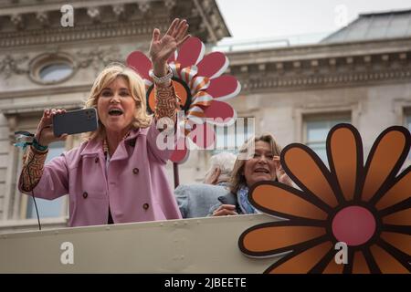 London, Großbritannien. 5.. Juni 2022. Die ehemalige TV-Moderatorin Anthea Turner winkt aus einem offenen Bus, der Teil der Platinum Jubilee Pageant ist, die anlässlich der 70-jährigen Thronbesteigung Ihrer Majestät im Zentrum von London stattfand. Die Parade von 3km wird von dem goldenen Staatswagen geführt, einem 260 Jahre alten Wagen, der die Königin zu und von ihrer Krönung im Jahr 1953 trug. Quelle: Kiki Streitberger / Alamy Live News Stockfoto