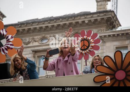 London, Großbritannien. 5.. Juni 2022. Die ehemalige TV-Moderatorin Anthea Turner winkt aus einem offenen Bus, der Teil der Platinum Jubilee Pageant ist, die anlässlich der 70-jährigen Thronbesteigung Ihrer Majestät im Zentrum von London stattfand. Die Parade von 3km wird von dem goldenen Staatswagen geführt, einem 260 Jahre alten Wagen, der die Königin zu und von ihrer Krönung im Jahr 1953 trug. Quelle: Kiki Streitberger / Alamy Live News Stockfoto