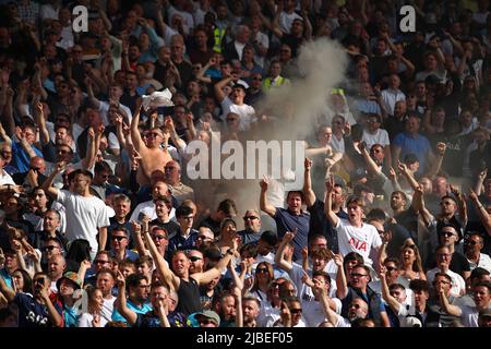 Tottenham Hotspur-Fans feiern mit Rauchfackeln - Norwich City gegen Tottenham Hotspur, Premier League, Carrow Road, Norwich, Großbritannien - 22.. Mai 2022 nur zur redaktionellen Verwendung - es gelten DataCo-Beschränkungen Stockfoto