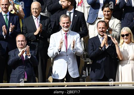 Paris, Frankreich - 05/06/2022, König von Spanien, Kronprinz Haakon von Norwegen und Mette-Marit, Kronprinzessin von Norwegen während des French Open Finales zwischen Rafael Nadal und Casper Ruud, Grand Slam Tennisturnier am 5. Juni 2022 im Roland-Garros Stadion in Paris, Frankreich - Foto: Victor Joly/DPPI/LiveMedia Stockfoto