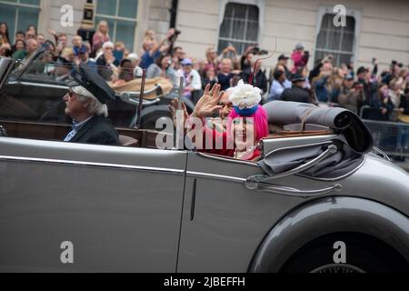 London, Großbritannien. 5.. Juni 2022. Dame Zandra Rhodes fährt in einem Oldtimer vorbei, als die Platinum Jubilee Pageant im Zentrum von London stattfindet, um die 70 Jahre auf dem Thron Ihrer Majestät zu feiern. Die Parade von 3km wird von dem goldenen Staatswagen geführt, einem 260 Jahre alten Wagen, der die Königin zu und von ihrer Krönung im Jahr 1953 trug. Quelle: Kiki Streitberger / Alamy Live News Stockfoto