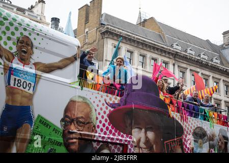 London, Großbritannien. 5.. Juni 2022. Dame Kelly Holmes ist in einem offenen Bus Vertreter in der 2000s als Platinum Jubilee Pageant im Zentrum von London, um Ihre Majestät 70 Jahre auf dem Thron statt. Die Parade von 3km wird von dem goldenen Staatswagen geführt, einem 260 Jahre alten Wagen, der die Königin zu und von ihrer Krönung im Jahr 1953 trug. Quelle: Kiki Streitberger / Alamy Live News Stockfoto