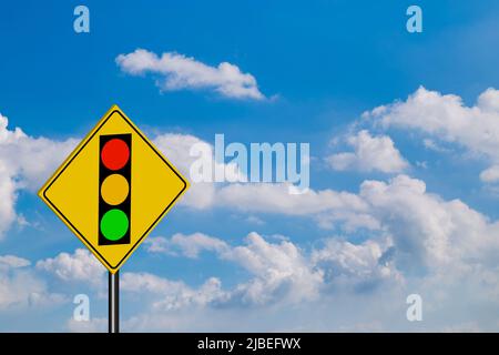 Verkehrszeichen, rotes Licht auf Himmelshintergrund Stockfoto