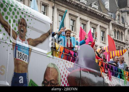 London, Großbritannien. 5.. Juni 2022. Dame Kelly Holmes winkt aus einem offenen Busvertreter in der 2000s als Platinum Jubilee Pageant im Zentrum von London gehalten wird, um Ihre Majestät 70 Jahre auf dem Thron zu feiern. Die Parade von 3km wird von dem goldenen Staatswagen geführt, einem 260 Jahre alten Wagen, der die Königin zu und von ihrer Krönung im Jahr 1953 trug. Quelle: Kiki Streitberger / Alamy Live News Stockfoto