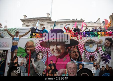 London, Großbritannien. 5.. Juni 2022. Dame Kelly Holmes, Gok Wan, Sally Gunnel und Chris McCausland sind unter anderem Prominente in einem Open-Top-Bus, der die 2000s als Platinum Jubilee Pageant im Zentrum von London darstellt, um die 70 Jahre auf dem Thron Ihrer Majestät zu feiern. Die Parade von 3km wird von dem goldenen Staatswagen geführt, einem 260 Jahre alten Wagen, der die Königin zu und von ihrer Krönung im Jahr 1953 trug. Quelle: Kiki Streitberger / Alamy Live News Stockfoto