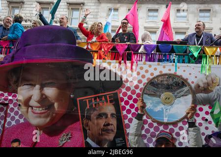 London, Großbritannien. 5.. Juni 2022. Dame Kelly Holmes, Gok Wan, Sally Gunnel und Chris McCausland sind unter anderem Prominente in einem Open-Top-Bus, der die 2000s als Platinum Jubilee Pageant im Zentrum von London darstellt, um die 70 Jahre auf dem Thron Ihrer Majestät zu feiern. Die Parade von 3km wird von dem goldenen Staatswagen geführt, einem 260 Jahre alten Wagen, der die Königin zu und von ihrer Krönung im Jahr 1953 trug. Quelle: Kiki Streitberger / Alamy Live News Stockfoto