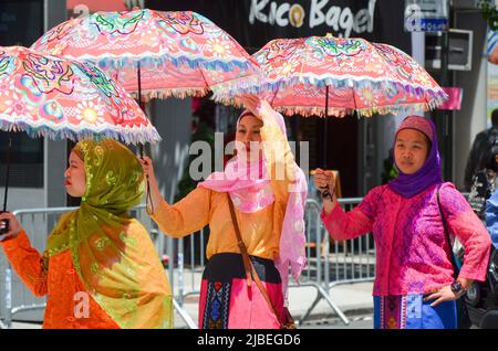 New York, New York, USA. 5.. Juni 2022. Die Teilnehmer marschieren während der jährlichen Parade zum Philippinischen Unabhängigkeitstag am 5. Juni 2022 auf die Madison Avenue in New York City. (Bild: © Ryan Rahman/Pacific Press via ZUMA Press Wire) Stockfoto