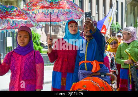 New York, New York, USA. 5.. Juni 2022. Die Teilnehmer posieren für ein Foto in New York City während der jährlichen Parade zum philippinischen Unabhängigkeitstag am 5. Juni 2022. (Bild: © Ryan Rahman/Pacific Press via ZUMA Press Wire) Stockfoto